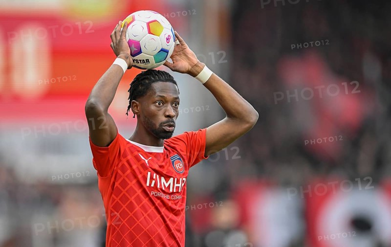 Omar Traoré 1. FC Heidenheim 1846 FCH (23) during a throw-in, action, Voith-Arena, Heidenheim, Baden-Württemberg, Germany, Europe