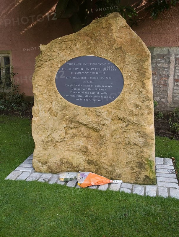 Memorial plaque to Harry Patch, the last fighting Tommy from the First World war who died aged 111 in 2009, Wells, Somerset, England, United Kingdom, Europe