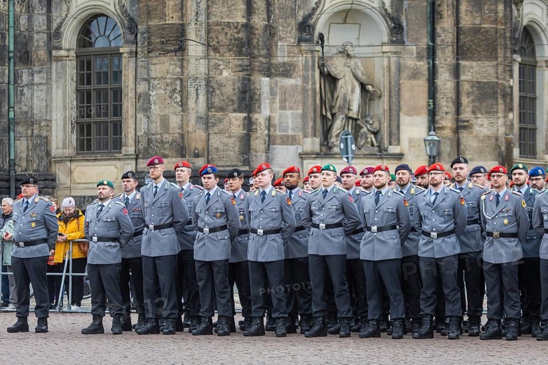 Public roll call of the Army Officers' School on Theatre Square: Bundeswehr honours and bids farewell to young soldiers, Dresden, Saxony, Germany, Europe
