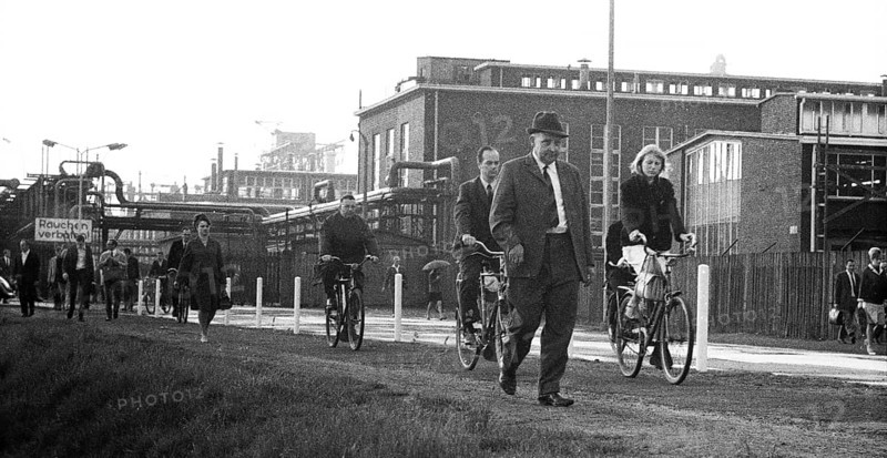 DEU, Germany, Dortmund: Personalities from politics, business and culture from the years 1965-71. Hüls. Jobs at the chemical works ca. 1965-6. shift change, Europe