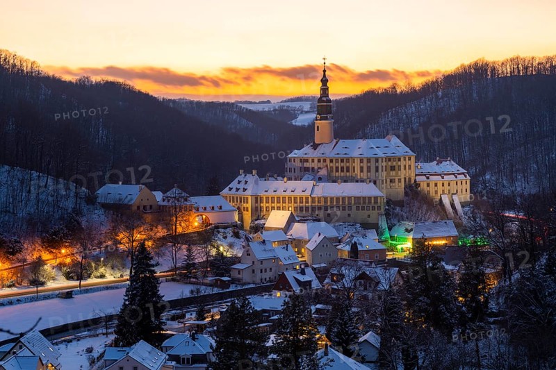 Winter evening in the Müglitz valley, impressively illuminated Weesenstein Castle at the blue hour, Weesenstein, Saxony, Germany, Europe