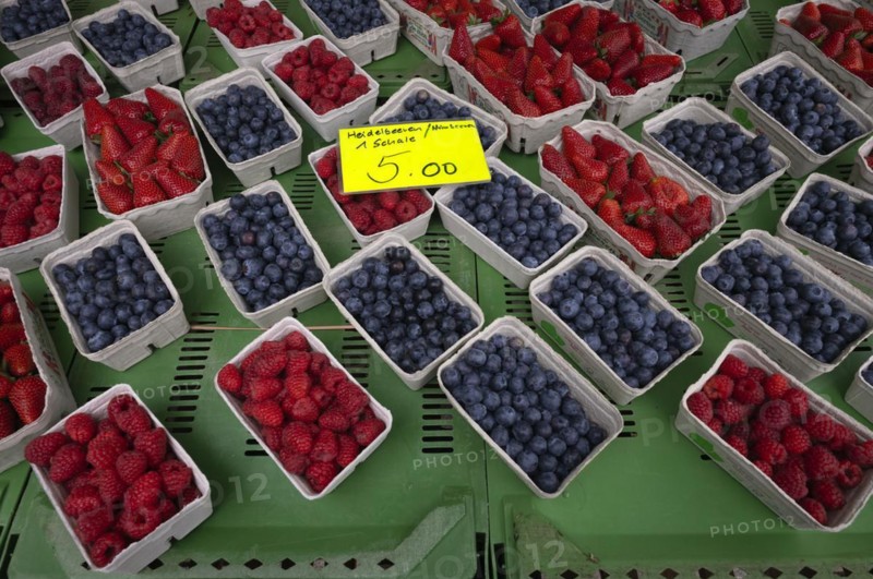 Fresh fruit, berries, fruits, raspberries, blueberries, blueberries, strawberries, in the bowl, price tag, price, weekly market market, Stuttgart, Baden-Württemberg, Germany, Europe