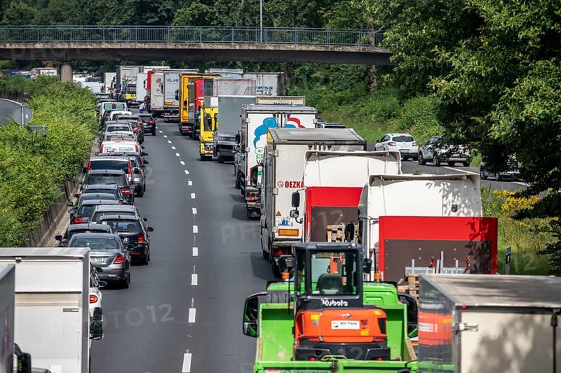 Traffic jam on the A40 motorway, near Mülheim-Winkhausen, in the direction of Duisburg, after an accident, vehicles form a rescue lane, North Rhine-Westphalia, Germany, Europe