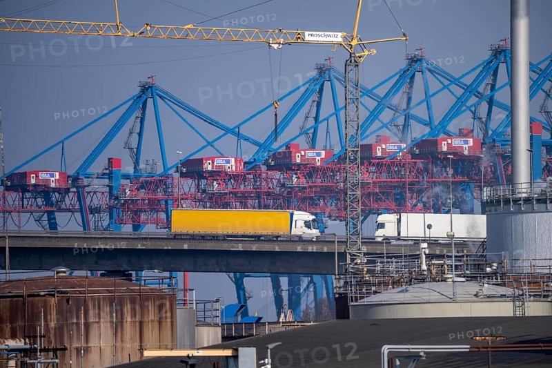 Ramp of the Köhlbrand Bridge in the Port of Hamburg, behind the Container Terminal Tollerort, spans the 325 m wide Köhlbrand, an arm of the Süderelbe, the bridge is over 3600 metres long, 53 metres above the water, piers 135 m high, more than 30, 000 vehicles use the B3 bridge daily, important connection to the port, it is dilapidated, to be rebuilt, Hamburg, Germany, Europe