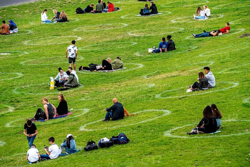Düsseldorf on the Rhine during the corona crisis, corona circles, to comply with the distance rules, the contact bans, keeping distance is mostly observed, despite many walkers, effects of the corona crisis in Germany