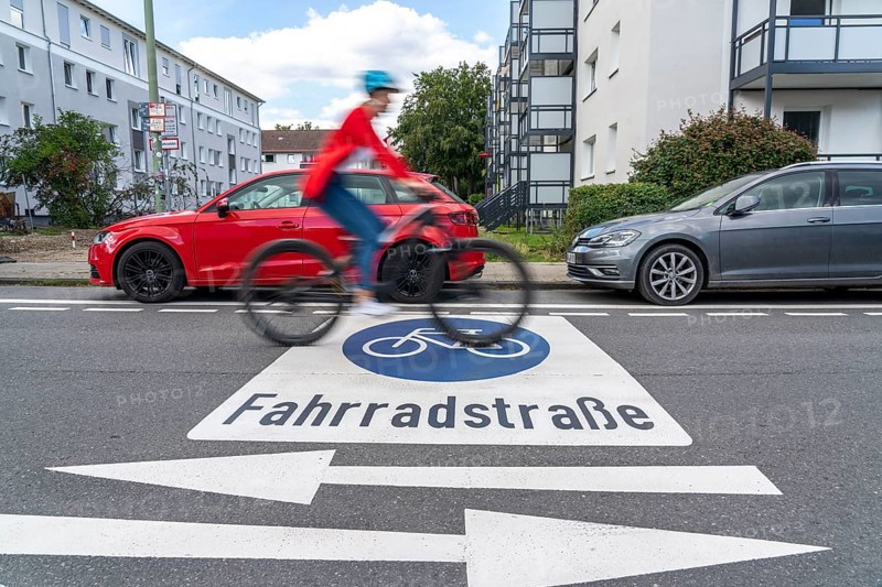 Bicycle road, cyclists have priority over car traffic, new cycle routes through Essen, here in the Rüttenscheid district, Kahrstrasse, part of the requirements of the clean air plan, against driving bans, Essen, North Rhine-Westphalia, Germany, Europe