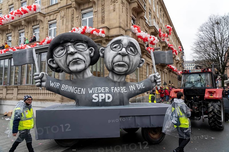 Rose Monday parade in Düsseldorf, street carnival, motif float in carnival, by float builder Jacques Tilly, satirical float for the new SPD leadership duo, which is colourless
