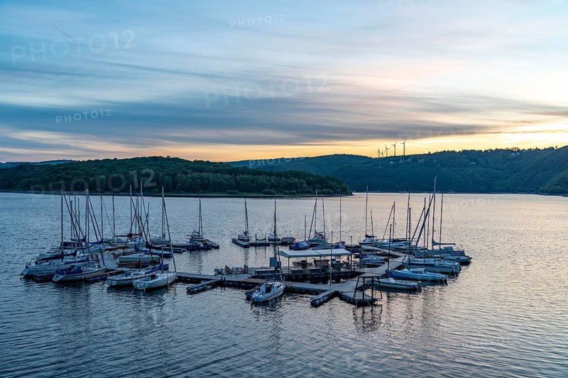 Lake Rursee, reservoir in the Eifel National Park, north-east bank near Heimbach, near the Rur dam Schwammenauel, sailing boats on the floating jetty, North Rhine-Westphalia, Germany, Europe