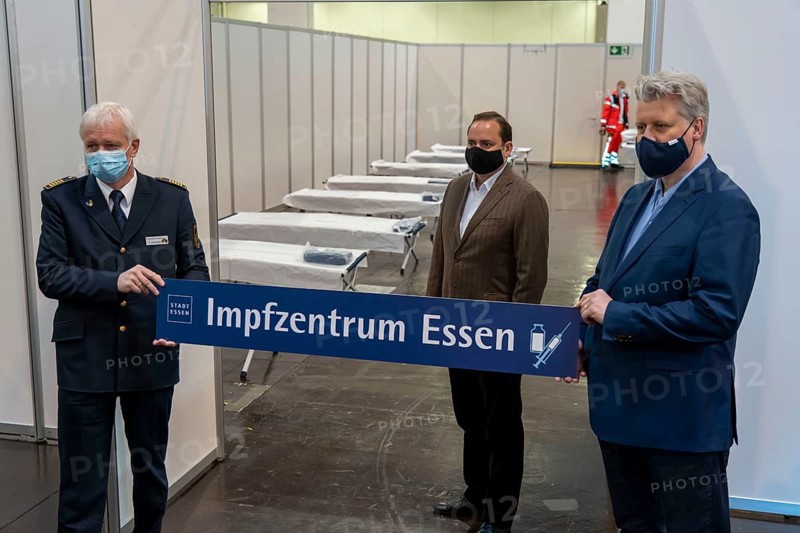 Construction of a vaccination centre for corona vaccinations, in a hall at Messe Essen, by the city, the fire brigade and various aid organisations, construction of 12 vaccination lines for a daily vaccination of up to 2, 400 people, operated by the North Rhine-Westphalia Association of Statutory Health Insurance Physicians, Fire Chief Thomas Lembeck, Essen Mayor Thomas Kufen and Health Department Head Peter Renzel, from left to right