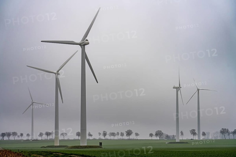 Wind farm, wind turbines near Erkelenz, Rhenish lignite mining area, in the fog, calm, no wind, North Rhine-Westphalia, Germany, Europe