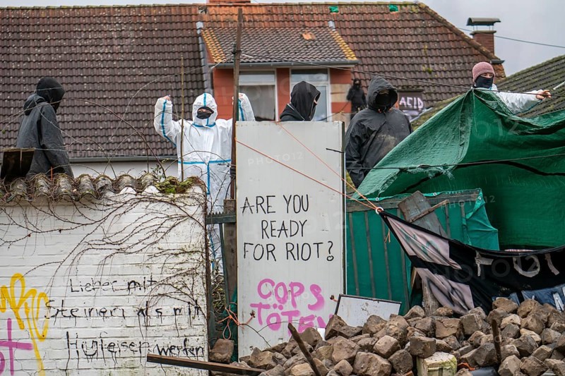 Beginning of the eviction of the Lützerath hamlet, camp of climate activists and squatters, at the Garzweiler 2 opencast lignite mine, by the police, Erkelenz, North Rhine-Westphalia, Germany, Europe
