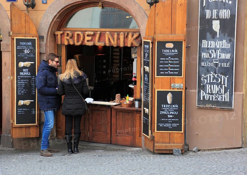Prague Lesser Town, snack bar, street vending, Trdelnik bakery, Prague Baumkuchen, crispy sugar-cinnamon curls, Trdelnik, speciality from yeast yeast dough, Prague, Czech Republic, Europe