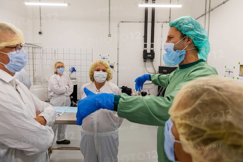DEU/Saxony/Ebersbach The Saxon cannabis producer Demecan is now the first German company to be authorised to cultivate medicinal cannabis indefinitely under the new Cannabis Act. The company had been authorised to produce since 2019, albeit subject to conditions such as a maximum production quantity or regulated distribution. These conditions will now no longer apply, which will improve the supply situation for medicinal cannabis. The Federal Government Commissioner for Addiction and Drug Issues Burkhard Blienert and Health Minister Petra Köpping took a tour of the production facility to find out more about the production of medicinal cannabis., Federal Drug Commissioner Burghard Blienert and Health Minister Petra Köpping visit Saxon cannabis producer Demecan, Ebersbach, Saxony, Germany, Europe