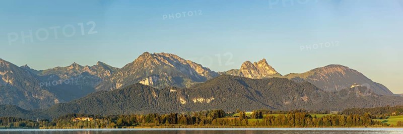 Panorama over the Hopfensee, Ostallgäu, behind it the Tannheimer mountains with the Aggenstein, 1986m, Allgäu, Bavaria, Germany, Europe