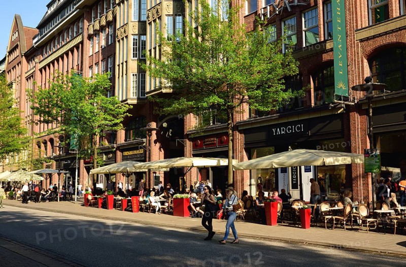 Germany, Hamburg, City, Mönckebergstraße, Shops, Street café in front of Levantehaus, Hotel Hyatt, Hamburg, Hamburg, Federal Republic of Germany, Europe