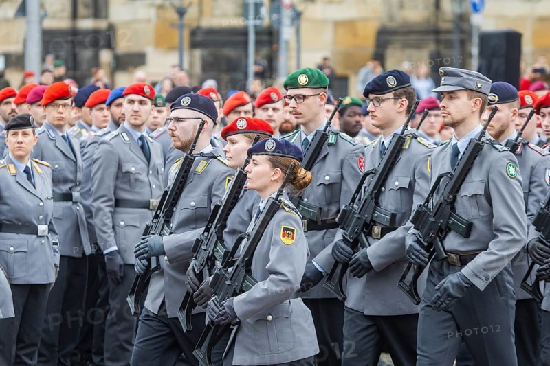 Public roll call of the Army Officers' School on Theatre Square: Bundeswehr honours and bids farewell to young soldiers, Dresden, Saxony, Germany, Europe