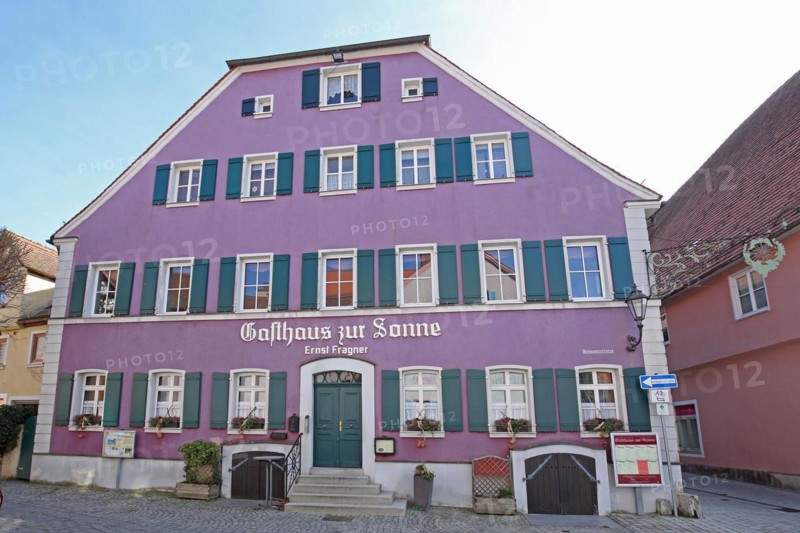 Violettes Gasthaus zur Sonne, building, violet, Feuchtwangen, Middle Franconia, Franconia, Bavaria, Germany, Europe