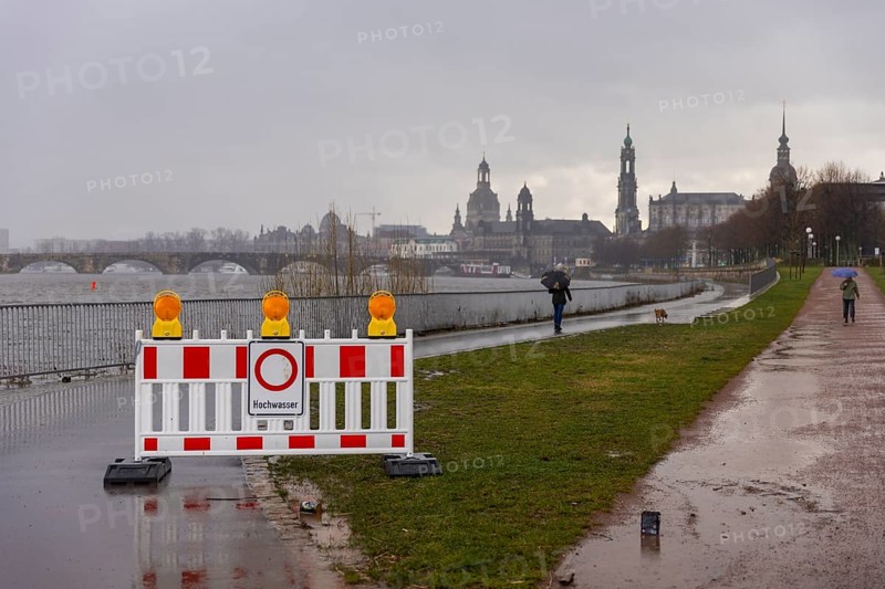 Rainy weather in Dresden's old town. Due to the heavy rainfall, river levels rise again in Saxony and flooding occurs. New Terrace at the Congress Centre, Dresden, Saxony, Germany, Europe