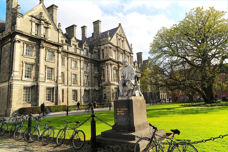 Graduates Memorial building and George Salmon statue, Trinity College university, city of Dublin, Ireland, Irish Republic, Europe