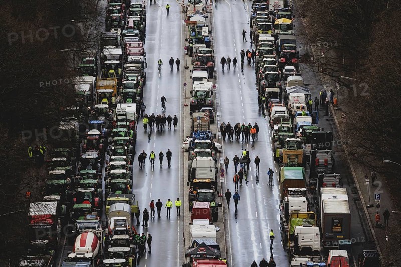 Road blockades, taken as part of the farmers' protests in Berlin, 15 January 2024. 10, 000 participants are expected on Monday as part of the farmers' protest week. Among other things, they are protesting against the austerity plans of the traffic light government