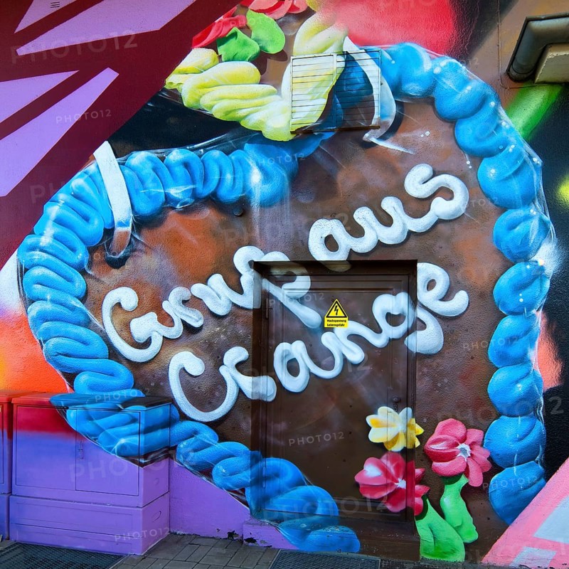 Graffiti of a gingerbread heart with the inscription Gruss aus Crange on a 10 KW station of Stadtwerke Herne in the district of Crange, Germany, Europe