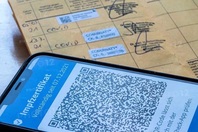 Vaccination booklet, proof of triple vaccination with the Corona vaccine from AstraZeneca and BioNTEch/Pfizer, COMIRNATY 2x, the third as a booster vaccination, against the Corona virus, Covid-19, proof of vaccinations, international document based on WHO recommendations, digital vaccination certificate, on the smartphone, CovPass app