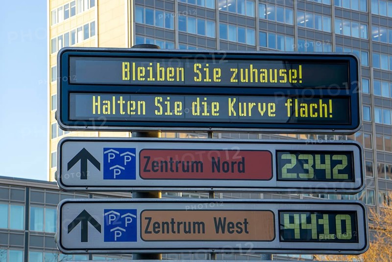 Sign asking people to stay at home, Keep the curve flat, Effects of the corona crisis in Germany, Essen