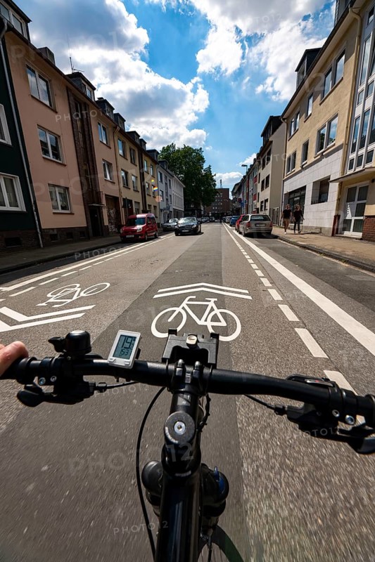 Bicycle road, cyclists have priority over car traffic, new cycle routes through Essen, here in the Rüttenscheid district, Kahrstrasse, part of the requirements of the clean air plan, against driving bans, Essen, North Rhine-Westphalia, Germany, Europe