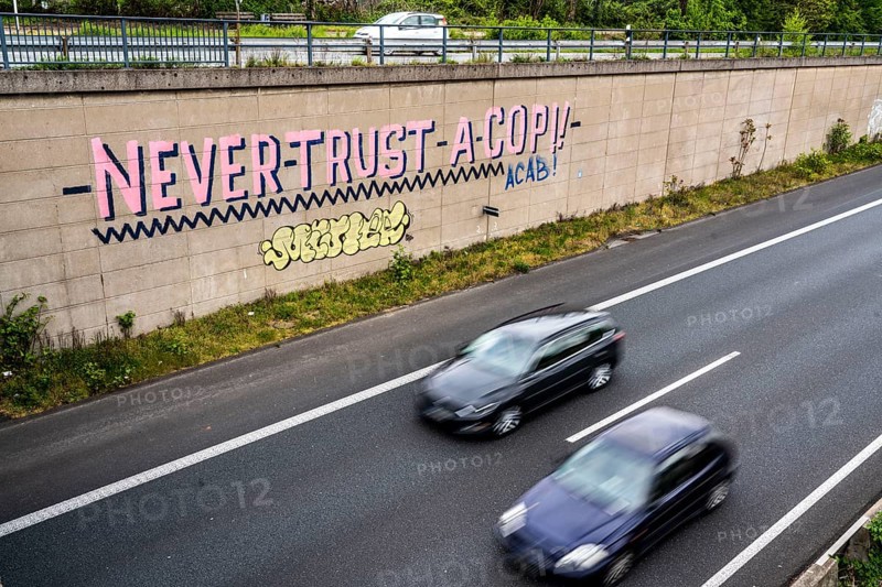 Graffiti, mural on the A40 motorway, Mülheim-Styrum junction, Never trust a cop, criticism of the police, verbal violence against police officers, Mülheim an der Ruhr, North Rhine-Westphalia, Germany, Europe