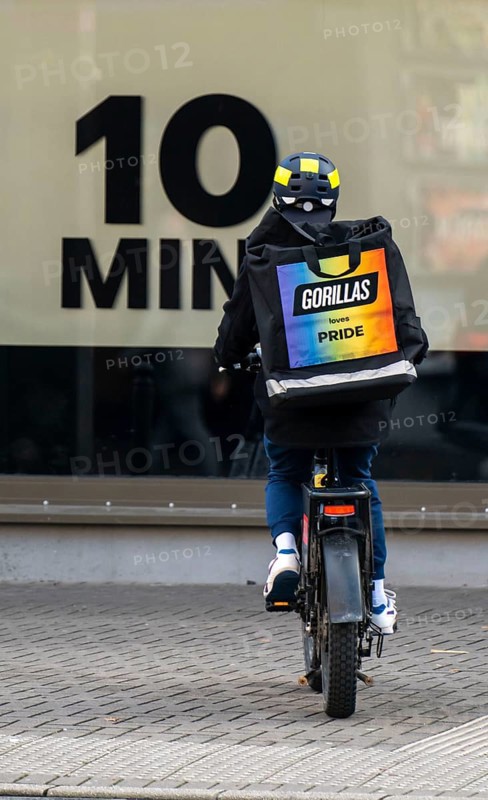 Bicycle courier from the fast delivery service Gorillas, delivers groceries, currently in over 20 German cities, within 10 minutes, orders via an app, Bochum, North Rhine-Westphalia, Germany, Europe