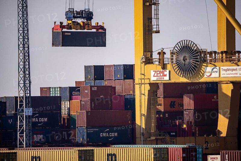 Container terminal in the seaport of Bremerhaven, Eurogate Container Terminal with almost 50 container gantry cranes, cranes, over a length of more than 4 KM at the mouth of the Weser, Bremerhaven, Bremen, Germany, Europe