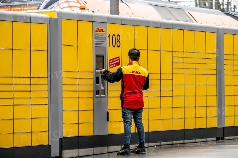 DHL parcel station, DHL employee operating the parcel pick-up and dispatch station, Frankfurt am Main, Hesse, Germany, Europe