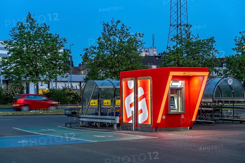 New ATM on the site of a shopping centre in Mülheim-Dümpten, free-standing, should be blast-proof, i.e. withstand blasting attempts by criminals, weighs 22 tonnes and is made of reinforced concrete, in March 2020 an ATM was blown up here, with a lot of accompanying damage, three blast-proof ATMs of the Sparkasse are to be built in MH, North Rhine-Westphalia, Germany, Europe