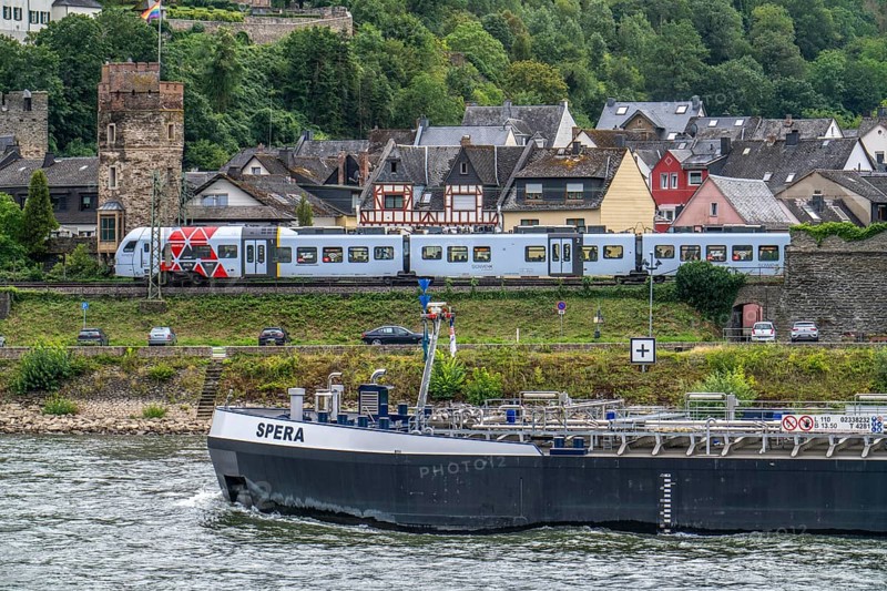 Left bank of the Rhine railway line in the Upper Middle Rhine Valley, near Oberwesel, regional train, DB Regio Südwest SÜWEX, runs between Koblenz and Frankfurt/Main, passing through the town, Rhineland-Palatinate, Germany, Europe