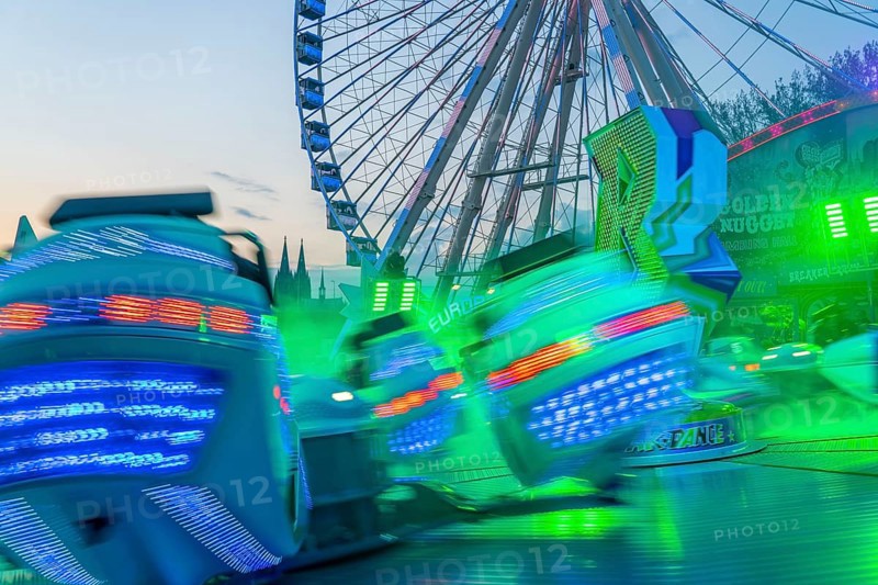 Deutz funfair on the Rhine, at Easter, funfair, break-dancer ride, Ferris wheel, Cologne Cathedral, Cologne, North Rhine-Westphalia, Germany, Europe