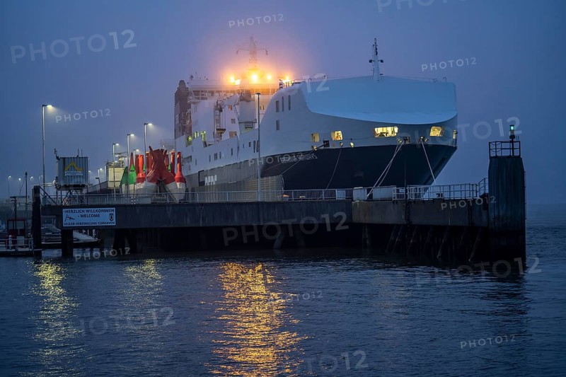 Thick fog in winter, hanging over the mouth of the Elbe into the North Sea, DFDS ferry Britannia Seaways at the pier in Cuxhaven, Lower Saxony, Germany, Europe