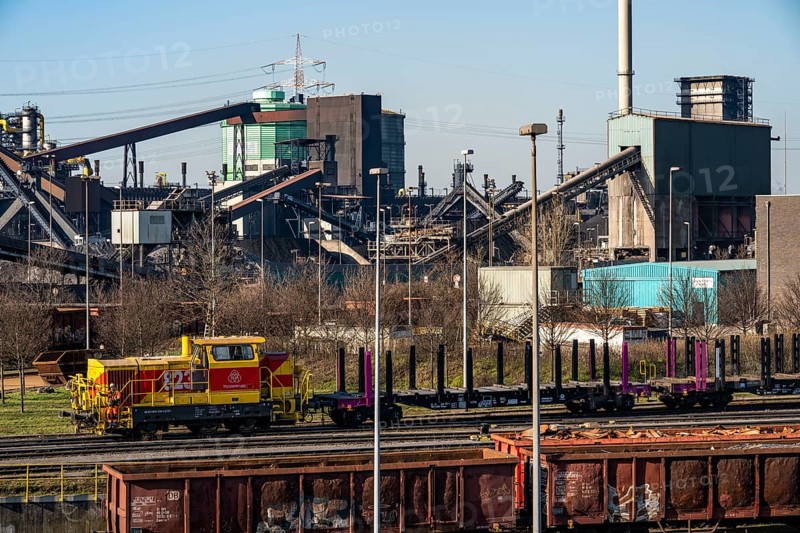 Coking plant of HKM, Hüttenwerke Krupp-Mannesmann in Duisburg-Hüttenheim, diesel locomotive with wagons, Duisburg, North Rhine-Westphalia, Germany, Europe