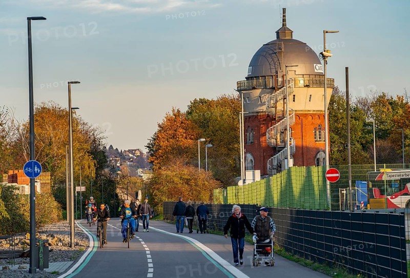 Radschnellweg Ruhr, RS1, extension in Mülheim, shared cycle path, footpath, Camera Obscura film museum, former water tower, Mülheim an der Ruhr, North Rhine-Westphalia, Germany, Europe
