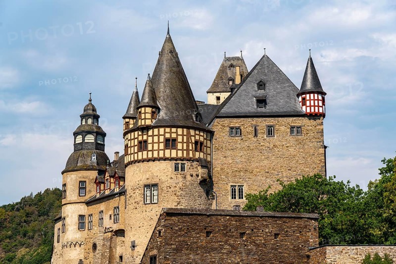 Bürresheim Castle, castle north-west of Mayen on a rocky spur in the Nettetal valley, Rhineland-Palatinate, Germany, Europe