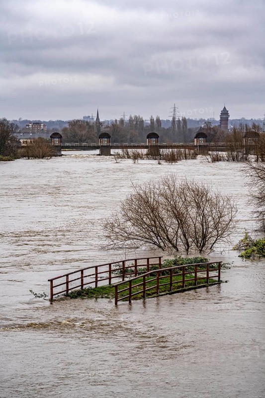 High water on the Ruhr, after days of heavy rainfall, the Ruhr is flooding, warning level 2 of 3, here areas at the Raffelberg weir, which is flooded, Mülheim an der Ruhr, North Rhine-Westphalia, Germany, Europe