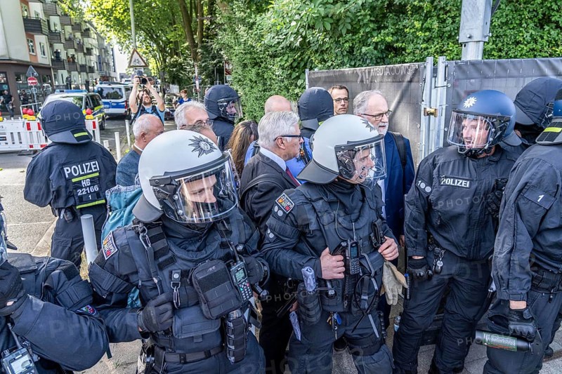Riots in the run-up to the AFD party conference in Essen, demonstrators try to prevent AFD delegates from entering the Grugahalle, they are led through the demonstrators by a massive police contingent, there were many scuffles, Essen, North Rhine-Westphalia, Germany, Europe