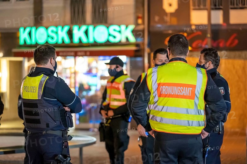 Cooperation with the public order office and the police, checking whether the Corona rules are being observed, briefing, compulsory masks, group meeting, Südstadt, Chlodwig Platz in Cologne, North Rhine-Westphalia, Germany, Europe