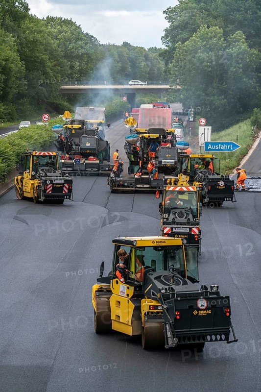 Renewal of the road surface on the A40 motorway between the Kaiserberg junction and Mülheim-Heißen, in the direction of Essen, over a length of 7.6 kilometres, with whisper asphalt, so-called open-pored asphalt, 10-day closure of the motorway, North Rhine-Westphalia, Germany, Europe