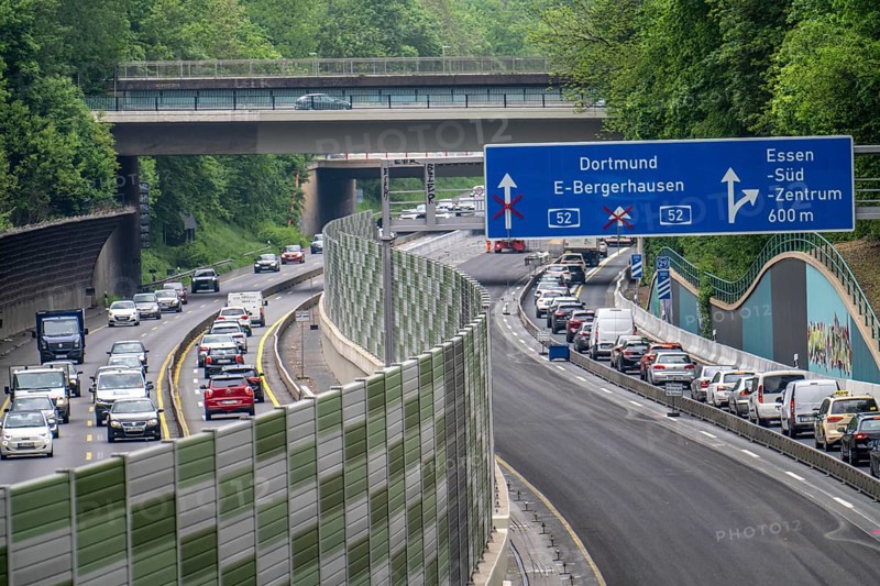 Motorway construction site on the A52 in Essen, complete refurbishment of the carriageways in both directions, over 8 years, narrowed lanes, new noise barrier and gantries, new road surface, new asphalt surface, North Rhine-Westphalia, Essen