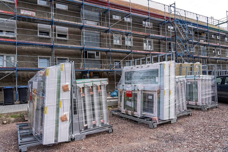 Energy-efficient refurbishment of an apartment block, thermal insulation, new windows and new roof covering
