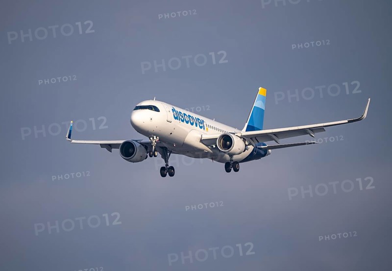 Discover Airbus A320-200, on approach to Frankfurt FRA Airport, Fraport, in winter, Hesse, Germany, Europe