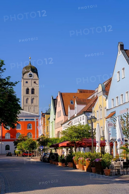 Facade of the savings bank, tower of St. Johannes, colourful houses, Lange Zeile, Erding, Upper Bavaria, Bavaria, Germany, Europe