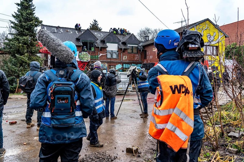 2nd day of the eviction of the Lützerath hamlet, occupied buildings of the former farm, by climate activists at the Garzweiler 2 opencast lignite mine, by the police, media, journalists at work, Erkelenz, North Rhine-Westphalia, Germany, Europe