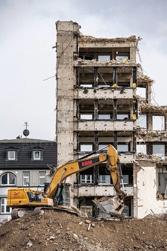 Demolition of the former RWE building complex, in the city centre, on the A40 motorway in Essen, excavator working on the rubble, North Rhine-Westphalia, Germany, Europe