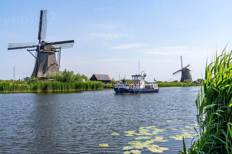 Kinderdijk, 18 windmills that were supposed to pump the water out of the polders in order to utilise the land, one of the most famous sights, UNESCO World Heritage Site, tour boat, Canal Cruiser, Netherlands